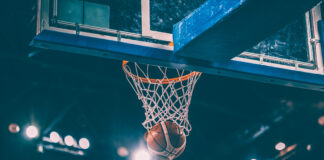 Symbolbild. Scoring during a basketball game ball in hoop. Copyright: erika8213 - stock.adobe.com