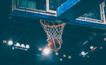 Symbolbild. Scoring during a basketball game ball in hoop. Copyright: erika8213 - stock.adobe.com