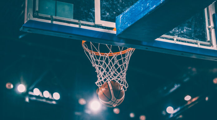 Symbolbild. Scoring during a basketball game ball in hoop. Copyright: erika8213 - stock.adobe.com