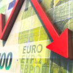 Symbolbild: Abstürzender roter Graph auf Gelddiagramm. Copyright: bluedesign - stock.adobe.com