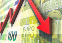 Symbolbild: Abstürzender roter Graph auf Gelddiagramm. Copyright: bluedesign - stock.adobe.com