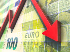 Symbolbild: Abstürzender roter Graph auf Gelddiagramm. Copyright: bluedesign - stock.adobe.com