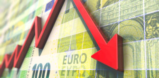 Symbolbild: Abstürzender roter Graph auf Gelddiagramm. Copyright: bluedesign - stock.adobe.com