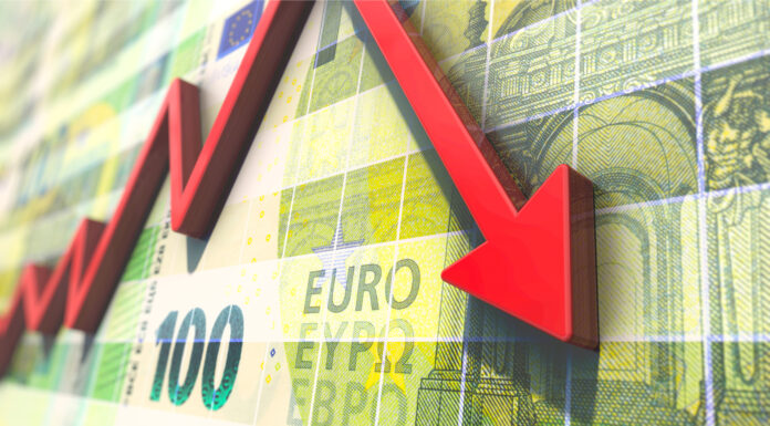 Symbolbild: Abstürzender roter Graph auf Gelddiagramm. Copyright: bluedesign - stock.adobe.com