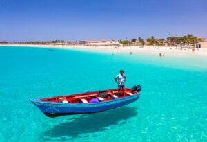 Fischerboot in der Nähe von Santa Maria, Sal island, Cape Verde Islands, Afrika. Copyright Foto: Aquamondis