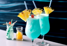 "Klassische" Curaçaos sind nicht blau. Doch bunt gefärbte Curaçaos bieten mehr Möglichkeiten der farblichen Gestaltung von Cocktails. Am bekanntesten und beliebtesten ist hier vor allem der blaue Curaçao Copyright Foto: Aquamondis