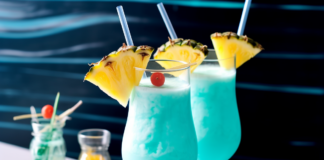 "Klassische" Curaçaos sind nicht blau. Doch bunt gefärbte Curaçaos bieten mehr Möglichkeiten der farblichen Gestaltung von Cocktails. Am bekanntesten und beliebtesten ist hier vor allem der blaue Curaçao Copyright Foto: Aquamondis