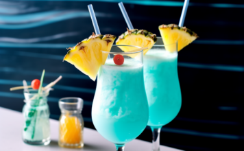 "Klassische" Curaçaos sind nicht blau. Doch bunt gefärbte Curaçaos bieten mehr Möglichkeiten der farblichen Gestaltung von Cocktails. Am bekanntesten und beliebtesten ist hier vor allem der blaue Curaçao Copyright Foto: Aquamondis