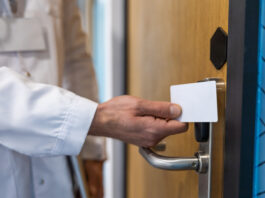 Symbolbild "Biotechnologe öffnet Labortür". Copyright: zinkevych - stock.adobe.com