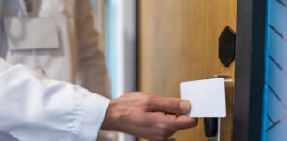 Symbolbild "Biotechnologe öffnet Labortür". Copyright: zinkevych - stock.adobe.com