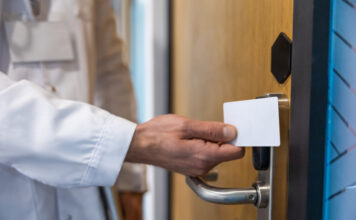 Symbolbild "Biotechnologe öffnet Labortür". Copyright: zinkevych - stock.adobe.com
