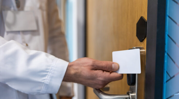 Symbolbild "Biotechnologe öffnet Labortür". Copyright: zinkevych - stock.adobe.com