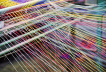 Symbolbild. Loom weaving colors threads : Closeup. Copyright: Prin - stock.adobe.com