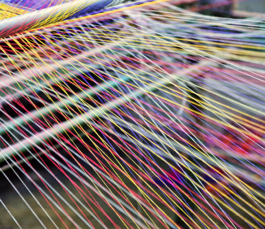Symbolbild. Loom weaving colors threads : Closeup. Copyright: Prin - stock.adobe.com