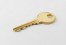 Symbolbild. Shiny golden key on a white background, symbolizing success, new opportunities, and important decisions. Copyright: Helena - stock.adobe.com