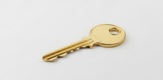 Symbolbild. Shiny golden key on a white background, symbolizing success, new opportunities, and important decisions. Copyright: Helena - stock.adobe.com