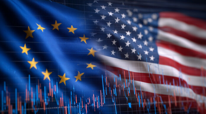Symbolbild. A flag of the United States and the European Union is displayed on a graph. Copyright: lashkhidzetim - stock.adobe.com