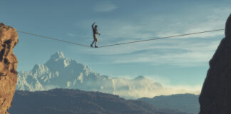Symbolbild. Young man walking in balance. Copyright: Orlando Florin Rosu - stock.adobe.com