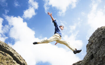 Symbolbild. Businessman jumping over the mountains, business concept. Copyright: clarusvisus - stock.adobe.com