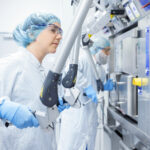 Radiopharmazie: Weiterhin vorne mitspielen ITM-Mitarbeitende bei der Arbeit an Prozesszellen. Copyright: ITM Isotope Technologies Munich SE