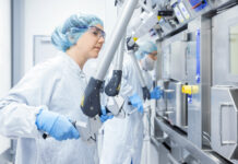 ITM-Mitarbeitende bei der Arbeit an Prozesszellen. Copyright: ITM Isotope Technologies Munich SE