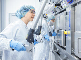 ITM-Mitarbeitende bei der Arbeit an Prozesszellen. Copyright: ITM Isotope Technologies Munich SE