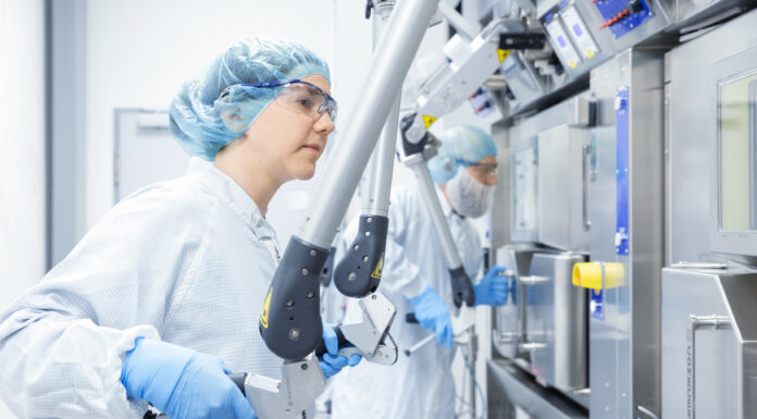 Radiopharmazie: Weiterhin vorne mitspielen ITM-Mitarbeitende bei der Arbeit an Prozesszellen. Copyright: ITM Isotope Technologies Munich SE