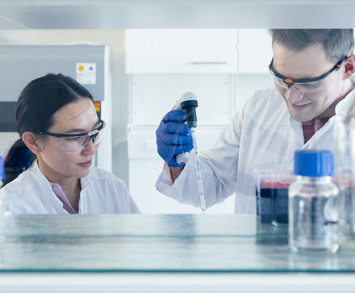 Forschungsarbeiten in den Räumlichkeiten der Life Science Factory – hier Laborforschung bei Avocet Bio. Copyright Foto: Tillmann Franzen