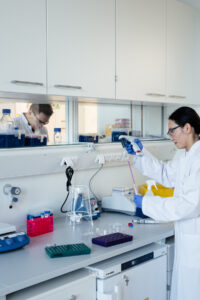 Forschungsarbeiten in den Räumlichkeiten der Life Science Factory - hier Laborforschung bei Avocet Bio. Copyright Foto: Tillmann Franzen