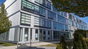 MAxL-Gebäude Außenansicht. Fokussiert auf die frühe Phase der Unternehmensgründung aus der Wissenschaft und Forschung heraus, setzt MAxL auf rund 900 m2 in Martinsried neue Maßstäbe für die Biotechnologiebranche in Bayern. Gefördert wird der Inkubator durch das Bayerische Wirtschaftsministerium mit 8,5 Millionen Euro. © BioM