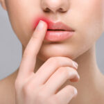 Symbolbild. "Woman touching lips". Copyright: Africa Studio - stock.adobe.com