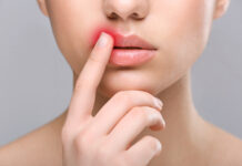 Symbolbild. "Woman touching lips". Copyright: Africa Studio - stock.adobe.com