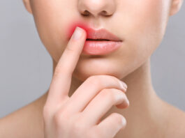 Symbolbild. "Woman touching lips". Copyright: Africa Studio - stock.adobe.com