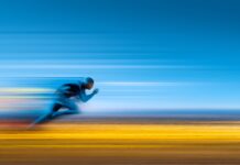 Symbolbild "Speed". Biegacz w ruchu z efektem prędkości i dynamicznym rozmyciem. Copyright: AltisArt - stock.adobe.com