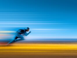 Symbolbild "Speed". Biegacz w ruchu z efektem prędkości i dynamicznym rozmyciem. Copyright: AltisArt - stock.adobe.com
