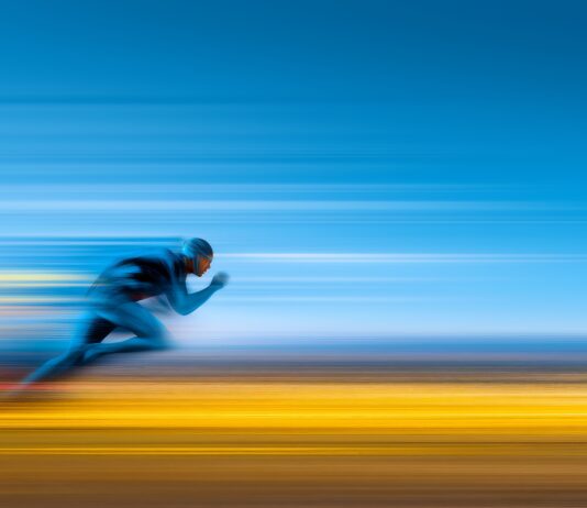 Symbolbild "Speed". Biegacz w ruchu z efektem prędkości i dynamicznym rozmyciem. Copyright: AltisArt - stock.adobe.com