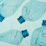 Leere, zerdrückte Plastikflaschen vor blauem Hintergrund. Copyright: Przemek Klos - stock.adobe.com