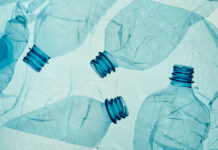 Leere, zerdrückte Plastikflaschen vor blauem Hintergrund. Copyright: Przemek Klos - stock.adobe.com