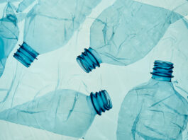 Case Study ESTER Biotech GmbH: Polyesterrecycling neu gedacht Leere, zerdrückte Plastikflaschen vor blauem Hintergrund. Copyright: Przemek Klos - stock.adobe.com