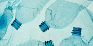 Leere, zerdrückte Plastikflaschen vor blauem Hintergrund. Copyright: Przemek Klos - stock.adobe.com