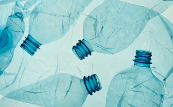 Case Study ESTER Biotech GmbH: Polyesterrecycling neu gedacht Leere, zerdrückte Plastikflaschen vor blauem Hintergrund. Copyright: Przemek Klos - stock.adobe.com