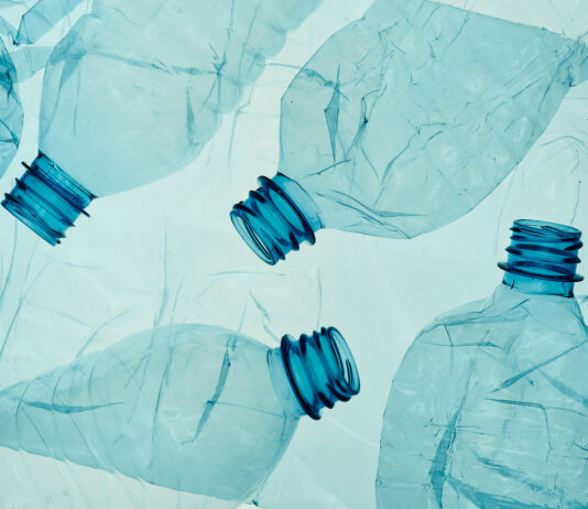 Case Study ESTER Biotech GmbH: Polyesterrecycling neu gedacht Leere, zerdrückte Plastikflaschen vor blauem Hintergrund. Copyright: Przemek Klos - stock.adobe.com