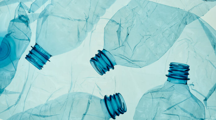 Leere, zerdrückte Plastikflaschen vor blauem Hintergrund. Copyright: Przemek Klos - stock.adobe.com