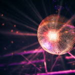 Symbolbild (Disco ball with bright rays, night party). Copyright: evannovostro - stock.adobe.com