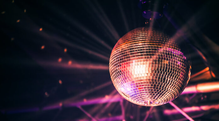 618 Mio.-USD-Mega-Deal mit Amgen: DISCO Pharmaceuticals lizenziert Surfaceome-Target Symbolbild (Disco ball with bright rays, night party). Copyright: evannovostro - stock.adobe.com