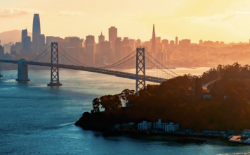 Symbolbild. Aerial view of the Bay Bridge in San Francisco, CA. Copyright: Tierney - stock.adobe.com
