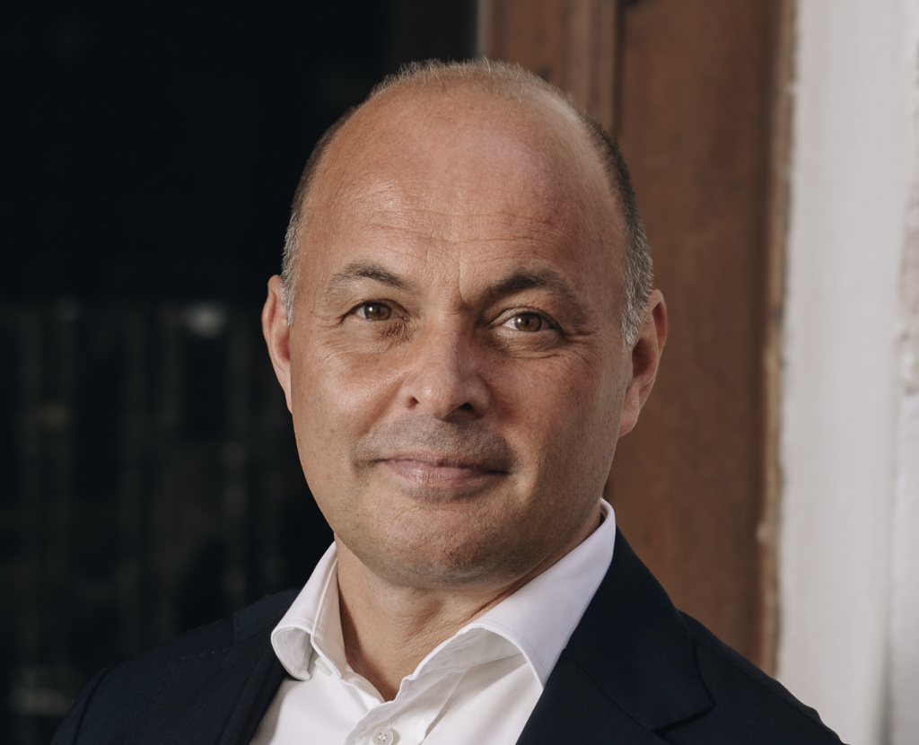 -Sie-fallen-durch-alle-klassischen-Raster-und-genau-dort-sehen-wir-unsere-Rolle-