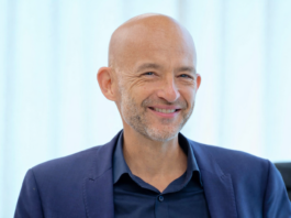 Prof. Dr. Andreas Zaby, Innovationsmanager, SPRIND GmbH. Quelle/Copyright Foto: Wikipedia / Heinrich-Böll-Stiftung - Grüner Wirtschaftstag 2025. Bildhintergrund nachbearbeitet mit KI