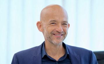 Prof. Dr. Andreas Zaby, Innovationsmanager, SPRIND GmbH. Quelle/Copyright Foto: Wikipedia / Heinrich-Böll-Stiftung - Grüner Wirtschaftstag 2025. Bildhintergrund nachbearbeitet mit KI