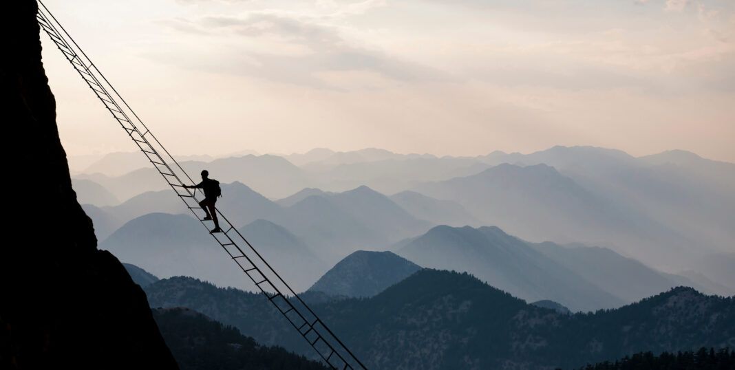 Courageous climb for high altitude mountaineering and profession Symbolbild: Courageous climb for high altitude mountaineering and professional climber. Copyright: emerald_media - stock.adobe.com